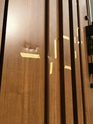 玄関ドアの傷も台風被害の可能性が。意識しないとこも火災保険で解決