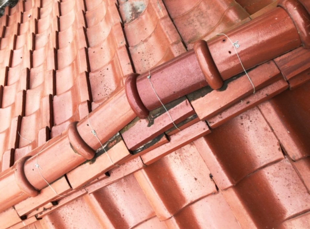 棟瓦やのし瓦がずれている場合は風害に該当する可能性大！台風損害は屋根を細かくみて