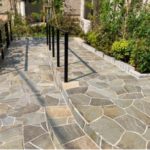 台風のせいで玄関周辺が！【玄関アプローチ】の悩みも火災保険が解決 玄関周辺が大変なことになっていた！と気づいていればいいのですが、気づいてない建物所有者様が多いです。特に普段歩かない箇所や死角になっている部分などは普段見ない分、気づくのが遅れてしまいます。 このような玄関周辺の被害も加入している火災保険の【風害】として認定される可能性がありますが、実は保険会社は教えてくれません！自ら気づかないといけないというデメリットがある中で、台風救済センターとして全国対応をして台風被害の知識や知見。火災保険について・地震保険について拡散してもらえると嬉しいです。もちろん、無料調査やサービス相談もお待ちしております。