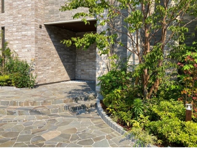 台風のせいで玄関周辺が!【玄関アプローチ】の悩みも火災保険が解決
玄関周辺が大変なことになっていた!と気づいていればいいのですが、気づいてない建物所有者様が多いです。特に普段歩かない箇所や死角になっている部分などは普段見ない分、気づくのが遅れてしまいます。
このような玄関周辺の被害も加入している火災保険の【風害】として認定される可能性がありますが、実は保険会社は教えてくれません!自ら気づかないといけないというデメリットがある中で、台風救済センターとして全国対応をして台風被害の知識や知見。火災保険について・地震保険について拡散してもらえると嬉しいです。もちろん、無料調査やサービス相談もお待ちしております。
台風救済センターとは?
台風救済センターでは火災保険及び地震保険の活用を推進しております。
保険に加入している方は90%以上の確率で損をしております。
それは申請部位が【被保険者】様が気づいているところだけになる
申請主義だからです。
現実は、台風救済センターが現場に行くと気づかない損害までもが
保険金が降ります!!自信あります。
【2019年の千葉台風では1棟平均230万円の火災保険での風水害金額がお客様の口座入りました】
※被害自覚なくても無料点検オススメします
2023年でも地震や大雪・落雷・竜巻・雹(ヒョウ)・台風など申請しなくてはいけない災害が多々起きることが予測されております。
災害が来る前に大事な建物を点検させてください。