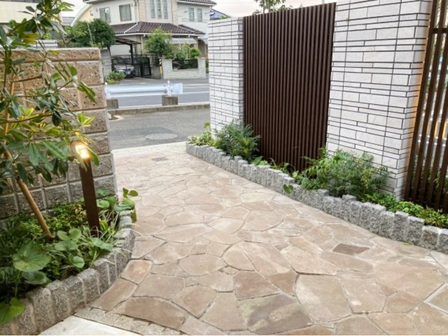 台風のせいで玄関周辺が!【玄関アプローチ】の悩みも火災保険が解決
玄関周辺が大変なことになっていた!と気づいていればいいのですが、気づいてない建物所有者様が多いです。特に普段歩かない箇所や死角になっている部分などは普段見ない分、気づくのが遅れてしまいます。
このような玄関周辺の被害も加入している火災保険の【風害】として認定される可能性がありますが、実は保険会社は教えてくれません!自ら気づかないといけないというデメリットがある中で、台風救済センターとして全国対応をして台風被害の知識や知見。火災保険について・地震保険について拡散してもらえると嬉しいです。もちろん、無料調査やサービス相談もお待ちしております。
台風救済センターとは?
台風救済センターでは火災保険及び地震保険の活用を推進しております。
保険に加入している方は90%以上の確率で損をしております。
それは申請部位が【被保険者】様が気づいているところだけになる
申請主義だからです。
現実は、台風救済センターが現場に行くと気づかない損害までもが
保険金が降ります!!自信あります。
【2019年の千葉台風では1棟平均230万円の火災保険での風水害金額がお客様の口座入りました】
※被害自覚なくても無料点検オススメします
2023年でも地震や大雪・落雷・竜巻・雹(ヒョウ)・台風など申請しなくてはいけない災害が多々起きることが予測されております。
災害が来る前に大事な建物を点検させてください。