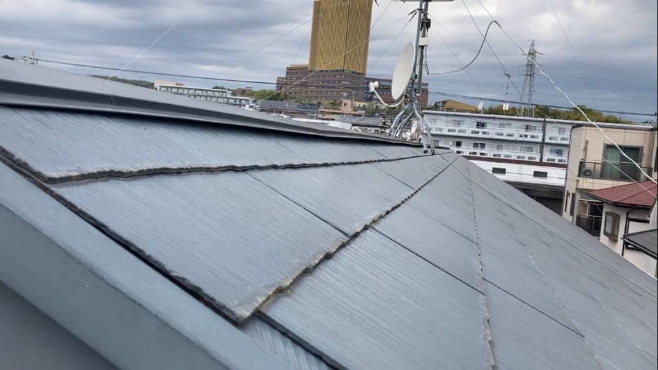 棟板金が浮くってどういう状況？屋根の一部が浮いている建物大丈夫？