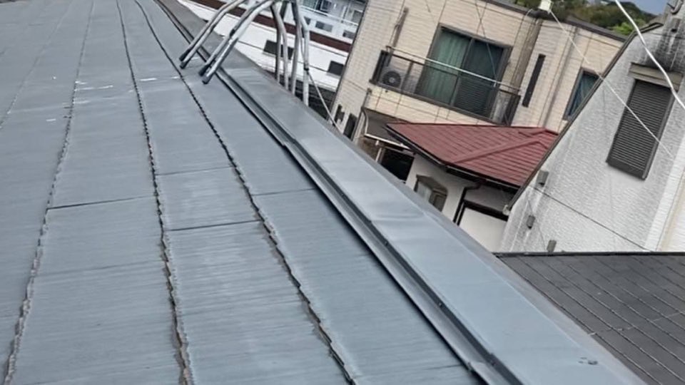 棟板金が浮くってどういう状況？屋根の一部が浮いている建物大丈夫？