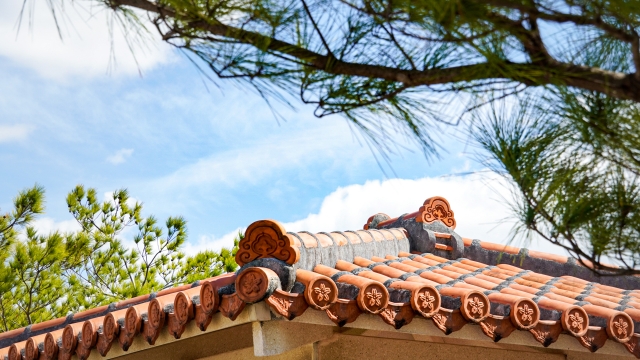 沖縄瓦　飛んでたら加入している火災保険で直せます。